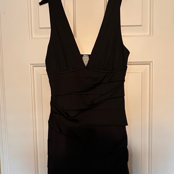 Elegant Black Sleeveless Dress - Picture 2 of 4